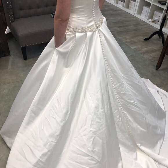 Sample Bridgerton Wedding Dress, Aline ballgown, Size 4, POCKETS Not Strapless - Picture 11 of 12